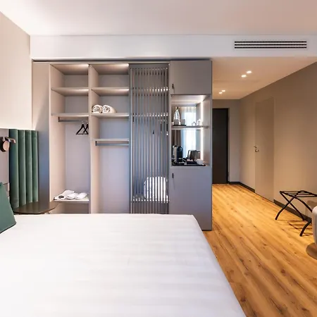 Hotell Hills 4*